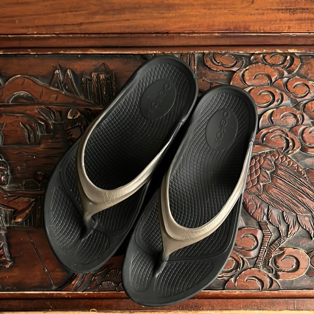 OOFOS “OohLaLa” Gold Luxe Flip Flop Sandals Size: 6 - worn once - no box